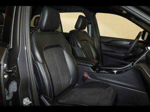 Used 2023 Jeep Grand Cherokee Altitude AWD/4WD image 29