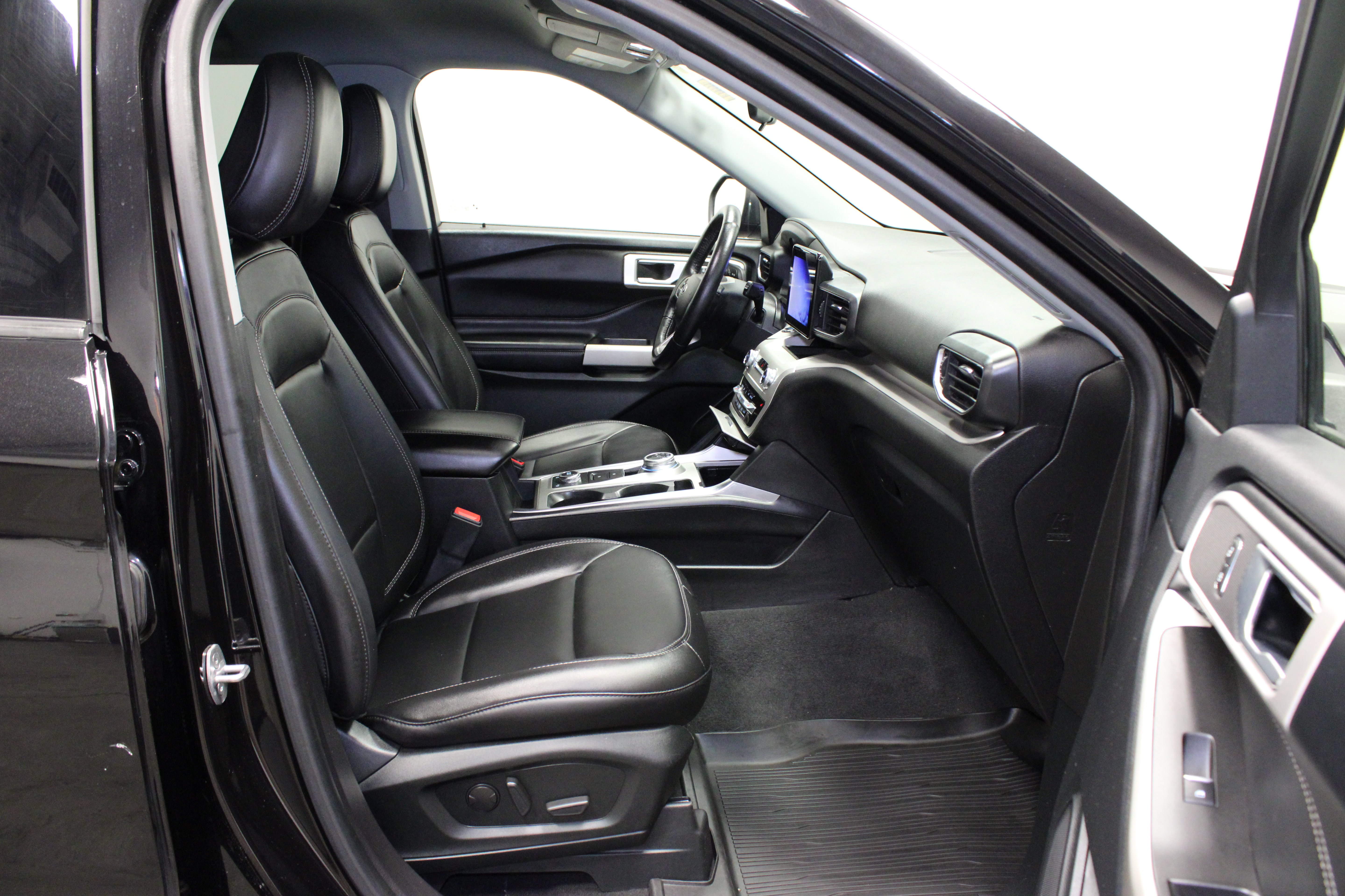 Used 2022 Ford Explorer XLT w/ Equipment Group 202A AWD/4WD image 19