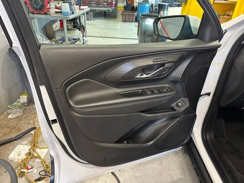 Used 2024 GMC Terrain SLT image 12