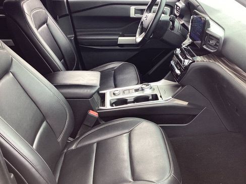 Used 2021 Ford Explorer Limited w/ Equipment Group 301A AWD/4WD image 11