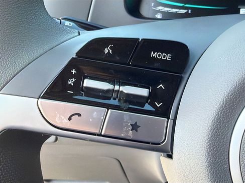 Used 2025 Hyundai Elantra Blue image 30