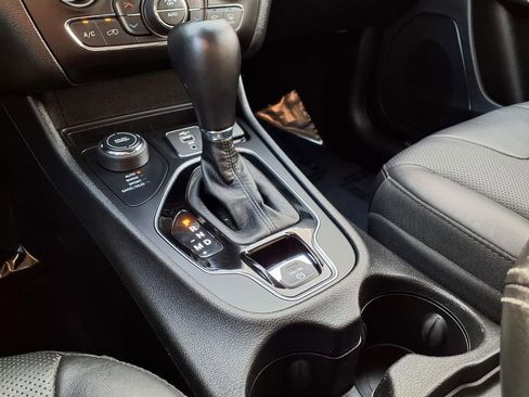 Used 2021 Jeep Cherokee Limited image 11