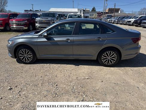 Used 2021 Volkswagen Jetta SE image 2