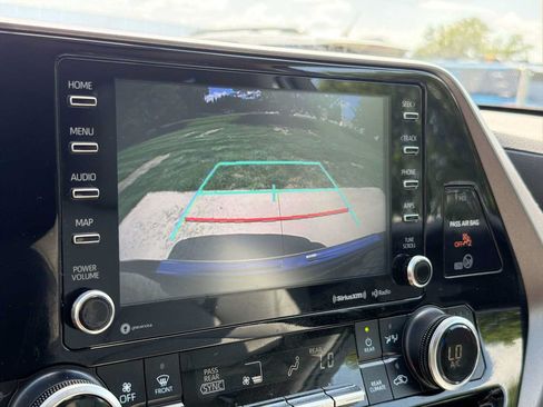 Used 2021 Toyota Highlander XLE AWD/4WD image 25