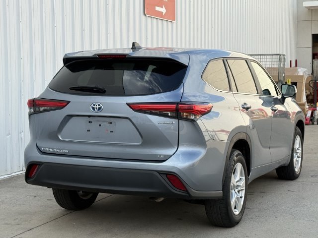Used 2023 Toyota Highlander LE FWD image 4