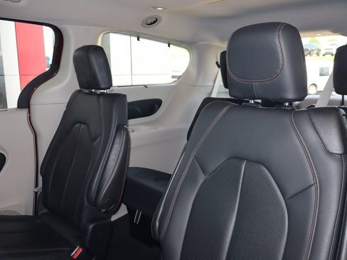 Used 2018 Chrysler Pacifica Touring-L w/ Premium Audio Group FWD image 35