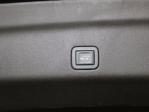 Used 2025 Chevrolet Suburban Z71 image 29