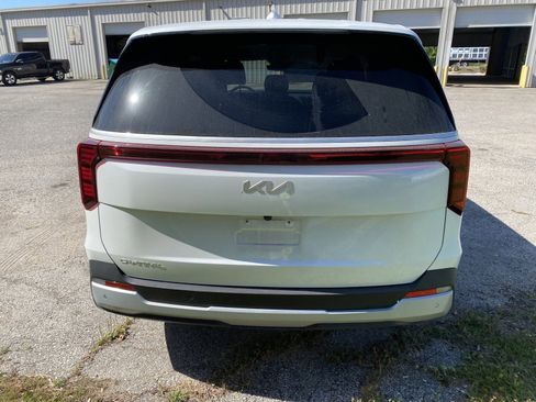 Used 2025 Kia Carnival image 6
