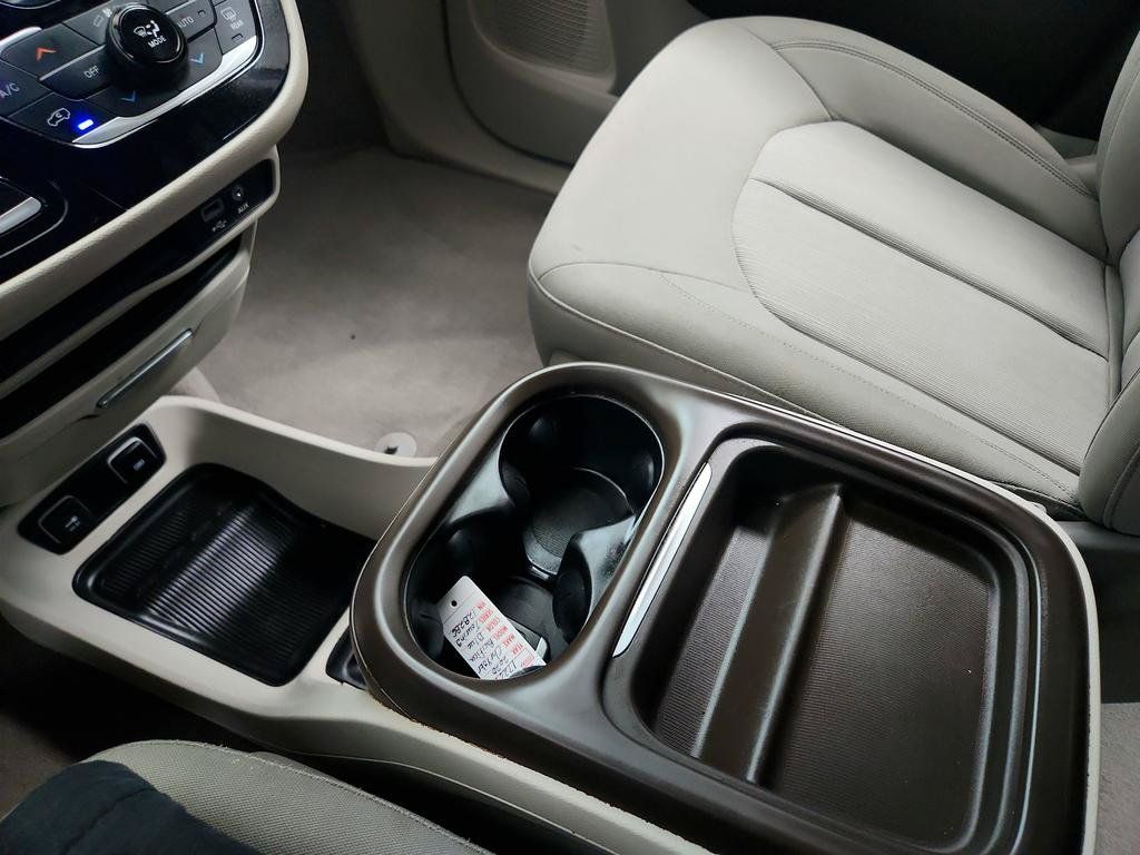 Used 2020 Chrysler Pacifica Touring FWD image 18