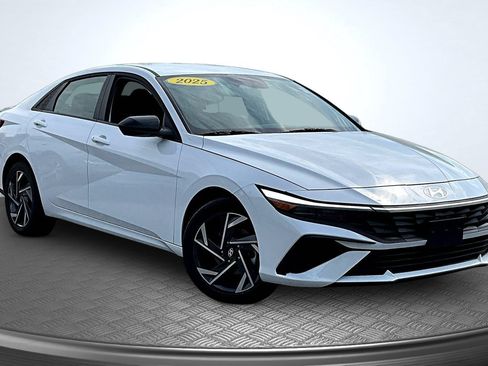 Used 2025 Hyundai Elantra Sport FWD image 3