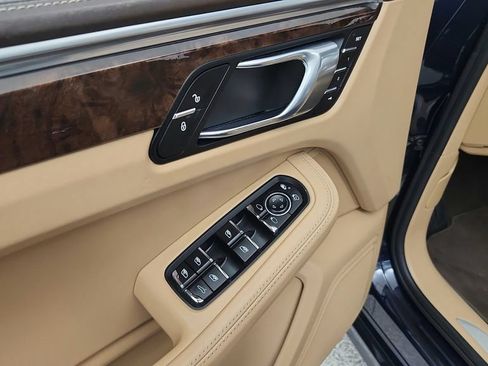 Used 2017 Porsche Macan Turbo AWD/4WD image 37