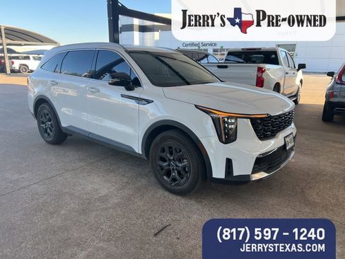Used 2025 Kia Sorento S image 2
