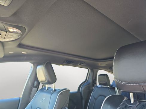 Used 2024 Chrysler Pacifica Limited w/ Uconnect Theater Family Group image 15