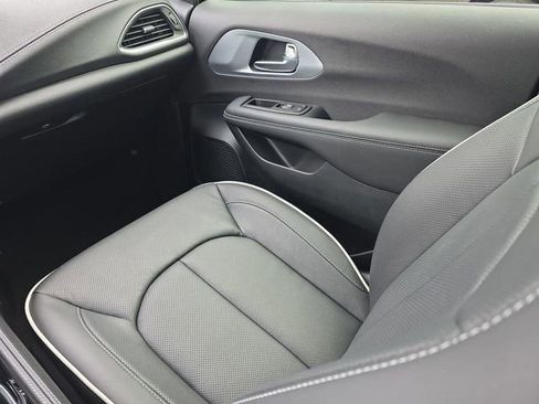 New 2026 Chrysler Pacifica Limited w/ Trailer Tow Group image 16