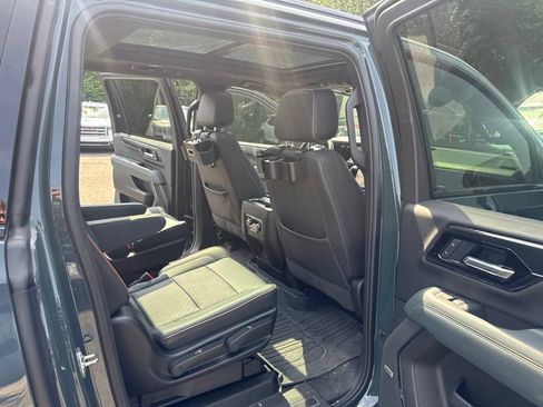 Used 2025 GMC Yukon XL AT4 w/ AT4 Premium Package AWD/4WD image 19