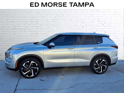 Used 2024 Mitsubishi Outlander SE image 2