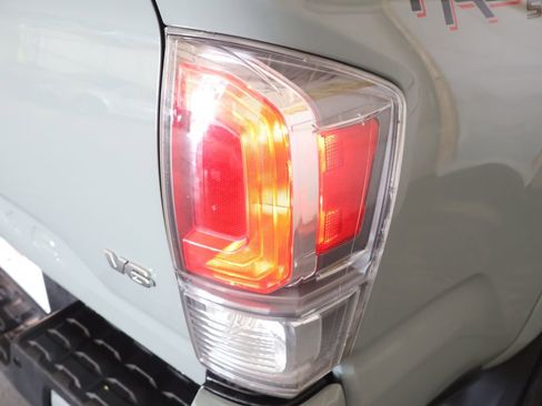 Used 2022 Toyota Tacoma TRD Sport w/ Technology Package image 28