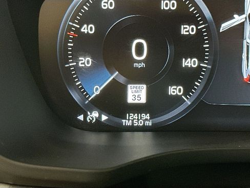 Used 2018 Volvo XC60 T6 Momentum w/ Convenience Package image 13