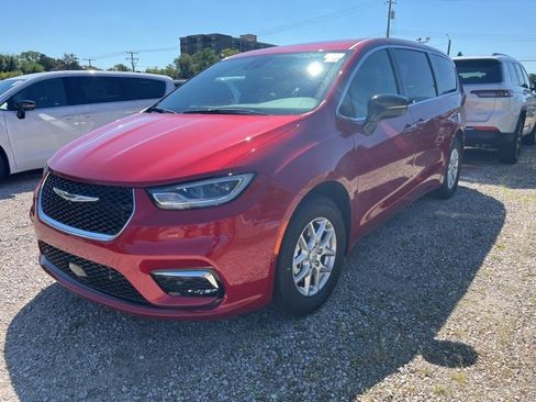 New 2026 Chrysler Pacifica Select image 1