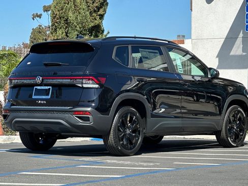 New 2026 Volkswagen Taos SE image 5