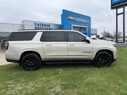 Used 2022 Chevrolet Suburban RST w/ Luxury Package image 8