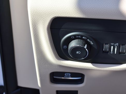 Used 2025 Jeep Grand Cherokee Limited w/ Luxury Tech Group II image 16