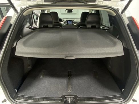 Used 2025 Volvo XC40 B5 Plus image 9