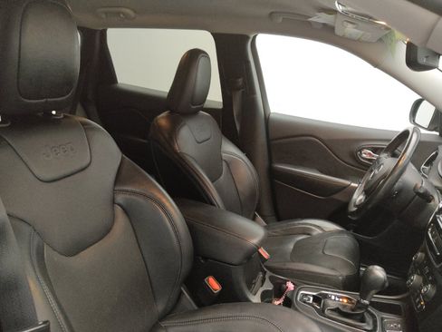 Used 2019 Jeep Cherokee Limited FWD image 21