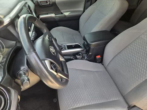 Used 2022 Toyota Tacoma SR5 RWD image 11
