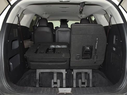 Used 2025 Kia Carnival FWD image 33