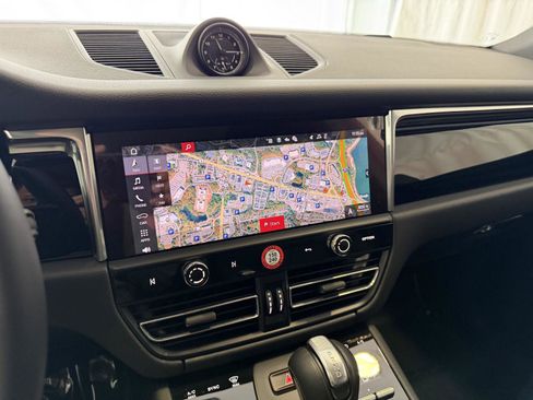 Certified 2025 Porsche Macan image 23