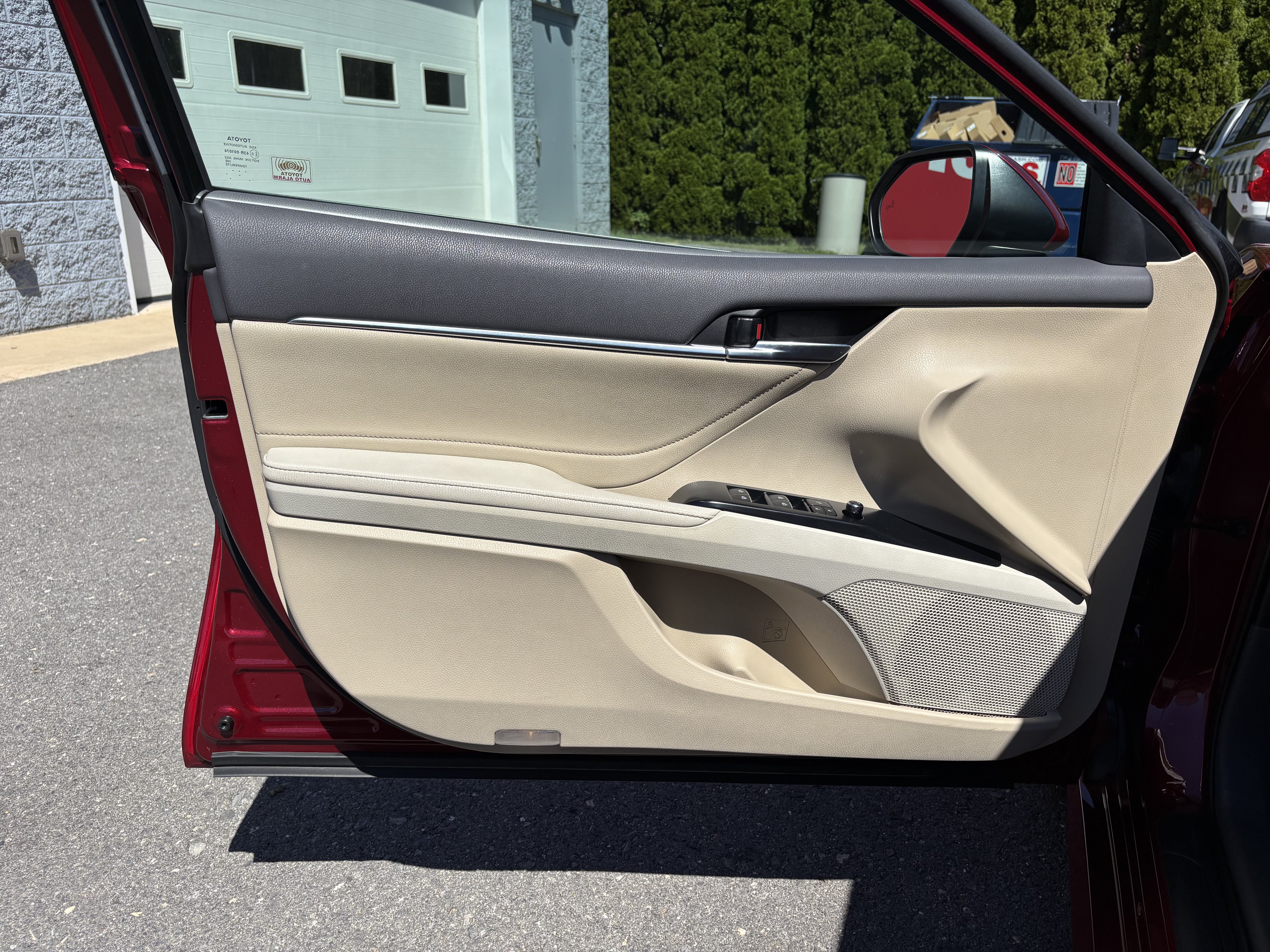 Used 2018 Toyota Camry XLE FWD image 16