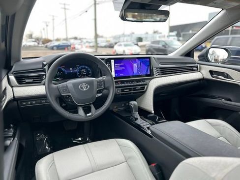 Used 2025 Toyota Camry XLE image 18