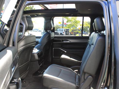 Used 2025 Jeep Wagoneer Series II w/ Premium Group I AWD/4WD image 32