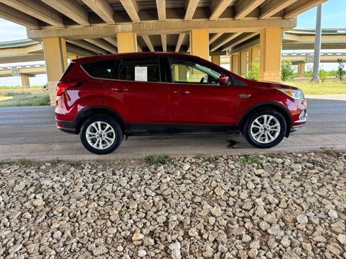 Used 2019 Ford Escape SE FWD image 2