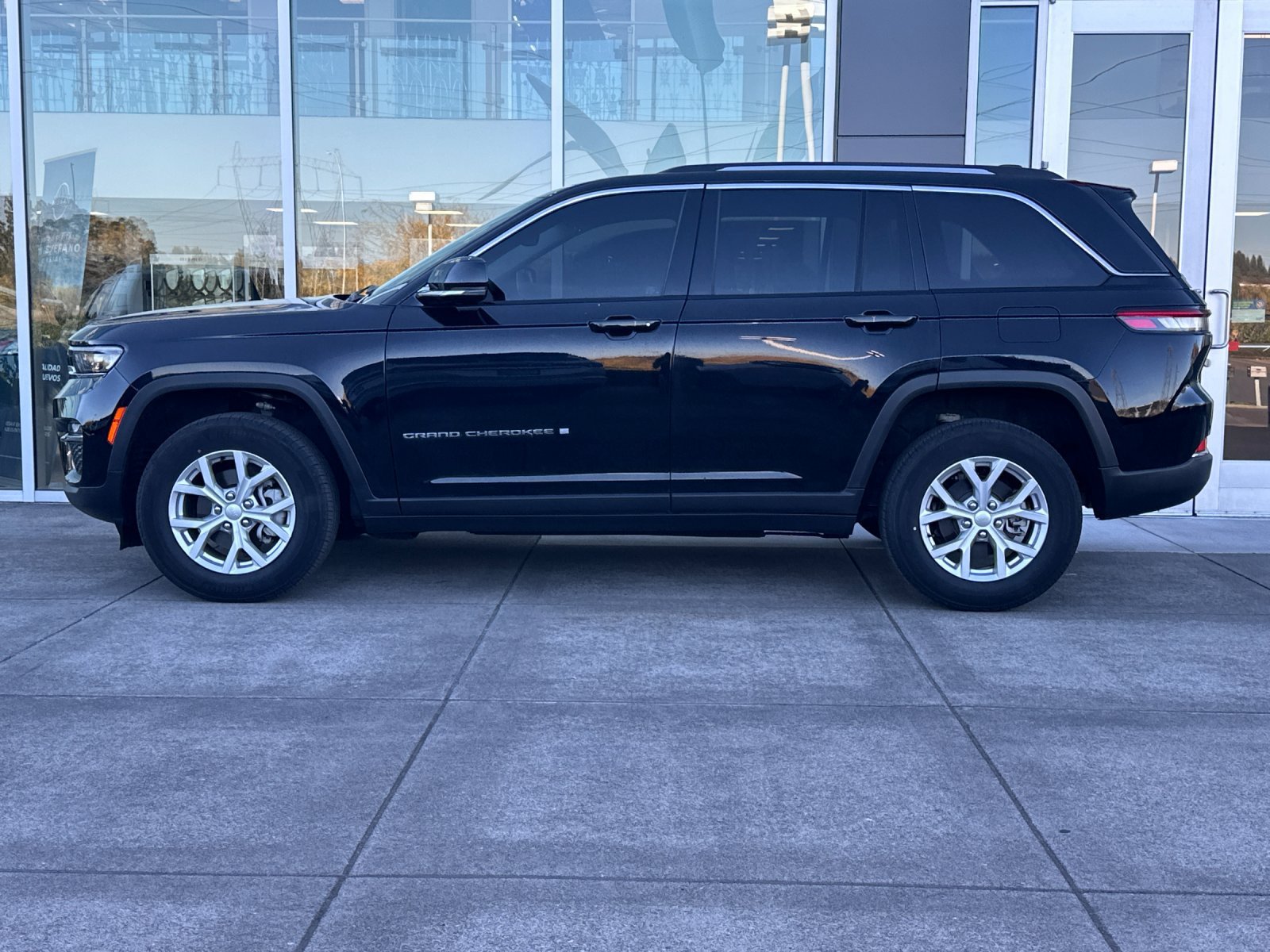 Used 2023 Jeep Grand Cherokee Limited w/ Trailer Tow Prep Group (B) AWD/4WD image 7