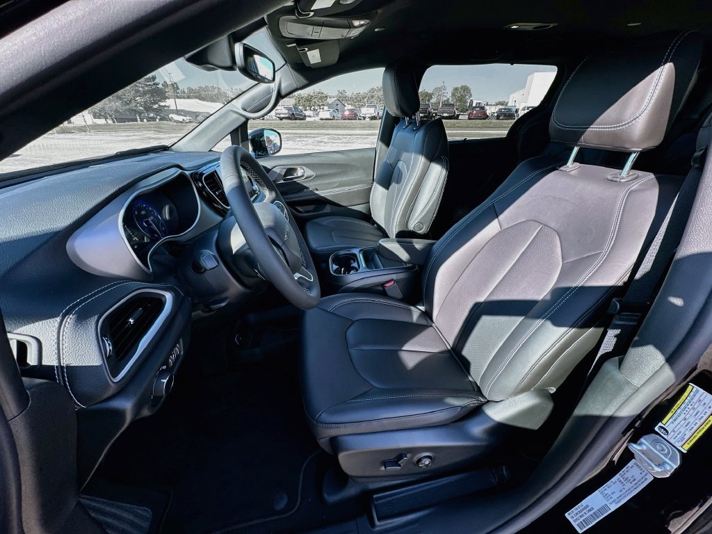 New 2027 Chrysler Pacifica Select AWD/4WD image 27
