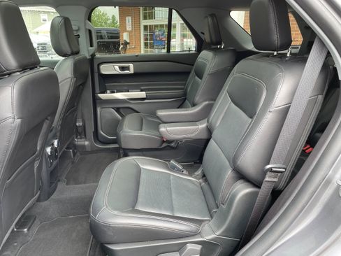 Used 2021 Ford Explorer Limited w/ Equipment Group 301A AWD/4WD image 13