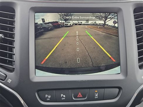 Used 2023 Jeep Cherokee Altitude Lux image 14