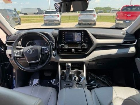 Used 2022 Toyota Highlander XLE AWD/4WD image 31