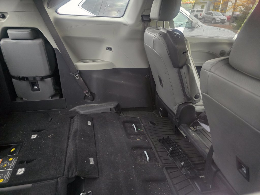 Used 2022 Toyota Sienna XLE w/ XLE Plus Package FWD image 13
