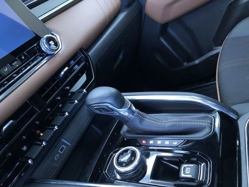 Used 2024 GMC Canyon AT4 w/ Technology Package image 24