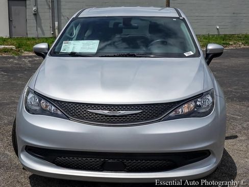 Used 2022 Chrysler Voyager LX FWD image 6