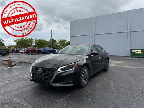 Used 2024 Nissan Altima 2.5 SV FWD image 1