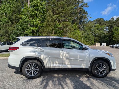 Used 2019 Toyota Highlander XLE AWD/4WD image 4