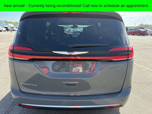 Used 2023 Chrysler Pacifica Touring-L image 4