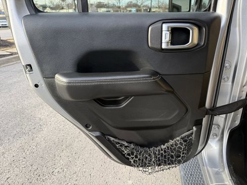 Used 2018 Jeep Wrangler Unlimited Sahara image 31