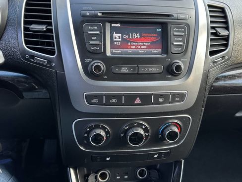 Used 2015 Kia Sorento LX image 19