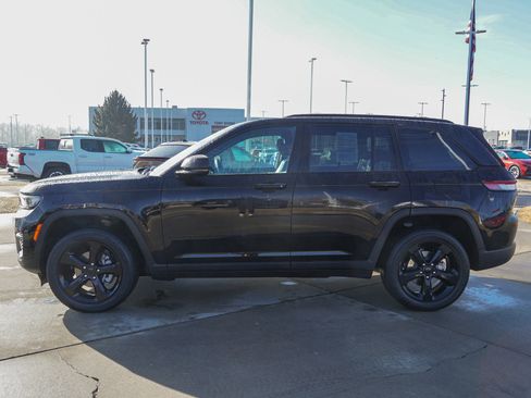 Used 2024 Jeep Grand Cherokee Altitude image 5