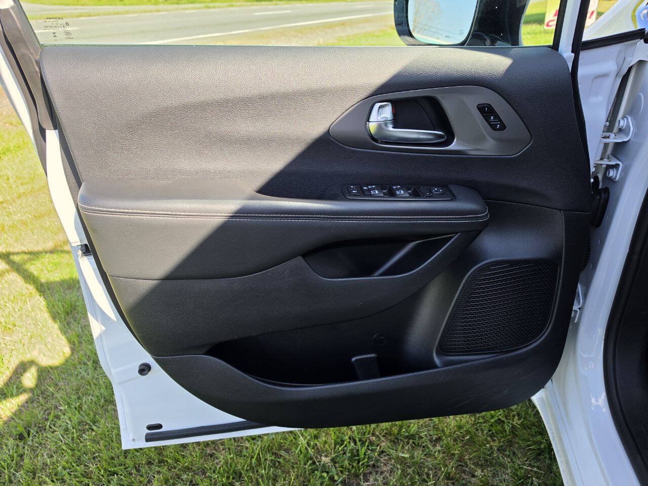 Used 2025 Chrysler Pacifica Select FWD image 7